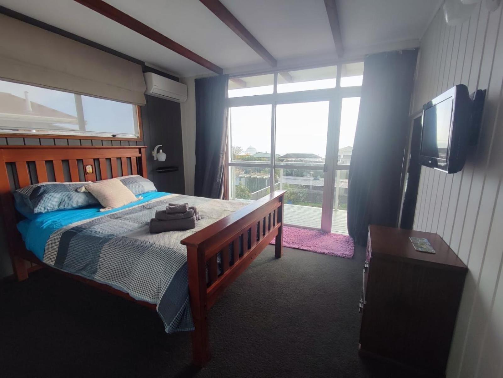 Home With Sea Views Ню Плимут Екстериор снимка