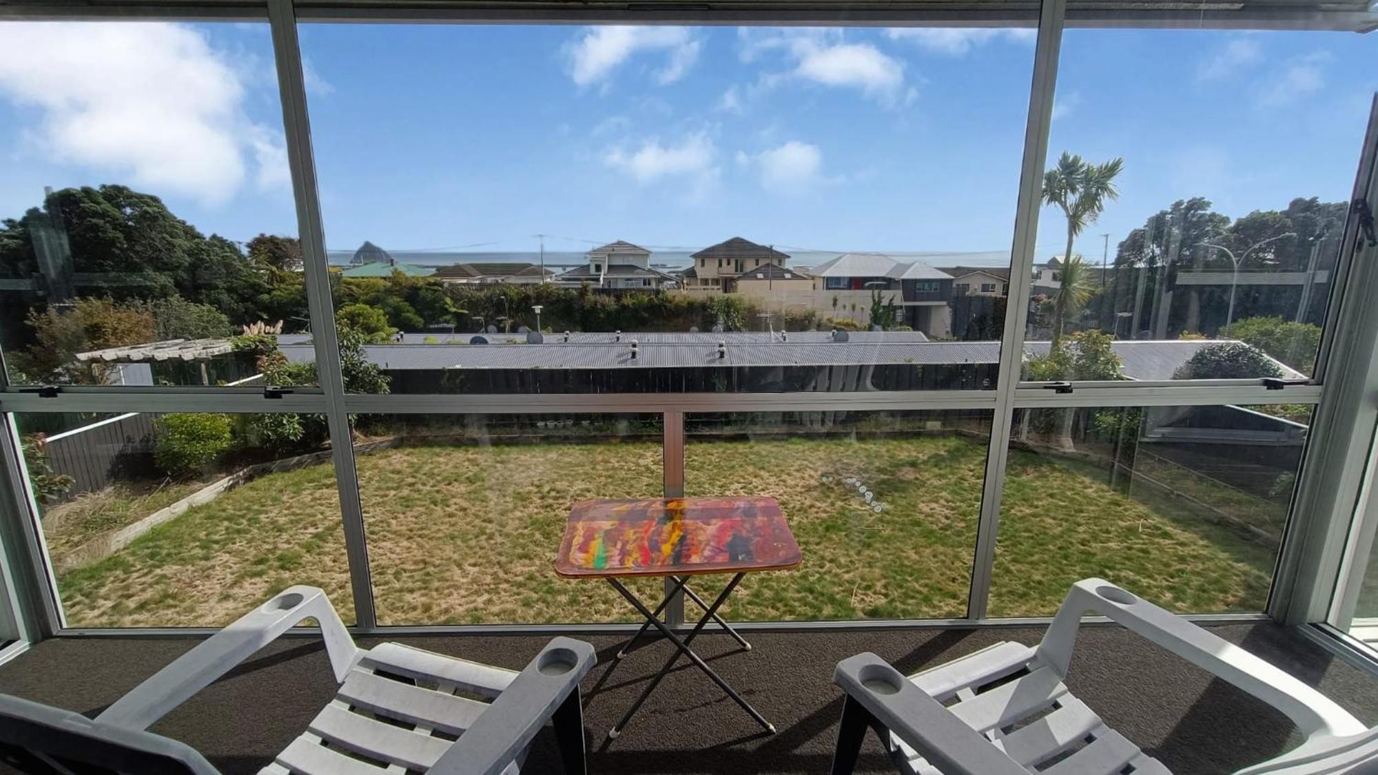 Home With Sea Views Ню Плимут Екстериор снимка
